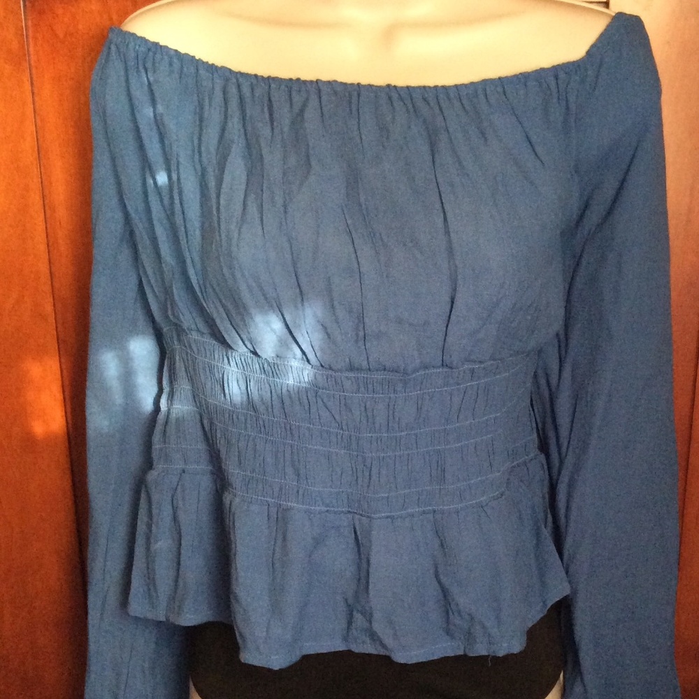 Off shoulders blouse